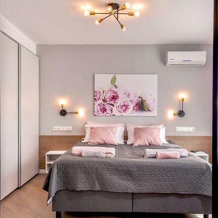 Rose One Bedroom Designer Apartment In City Centre By Flat Mаnager Sofia Luaran gambar