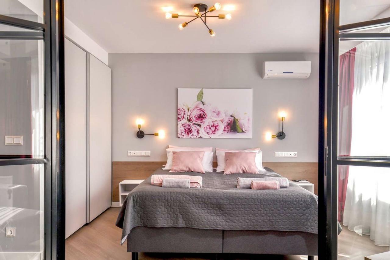Rose One Bedroom Designer Apartment In City Centre By Flat Mаnager Sofia Luaran gambar