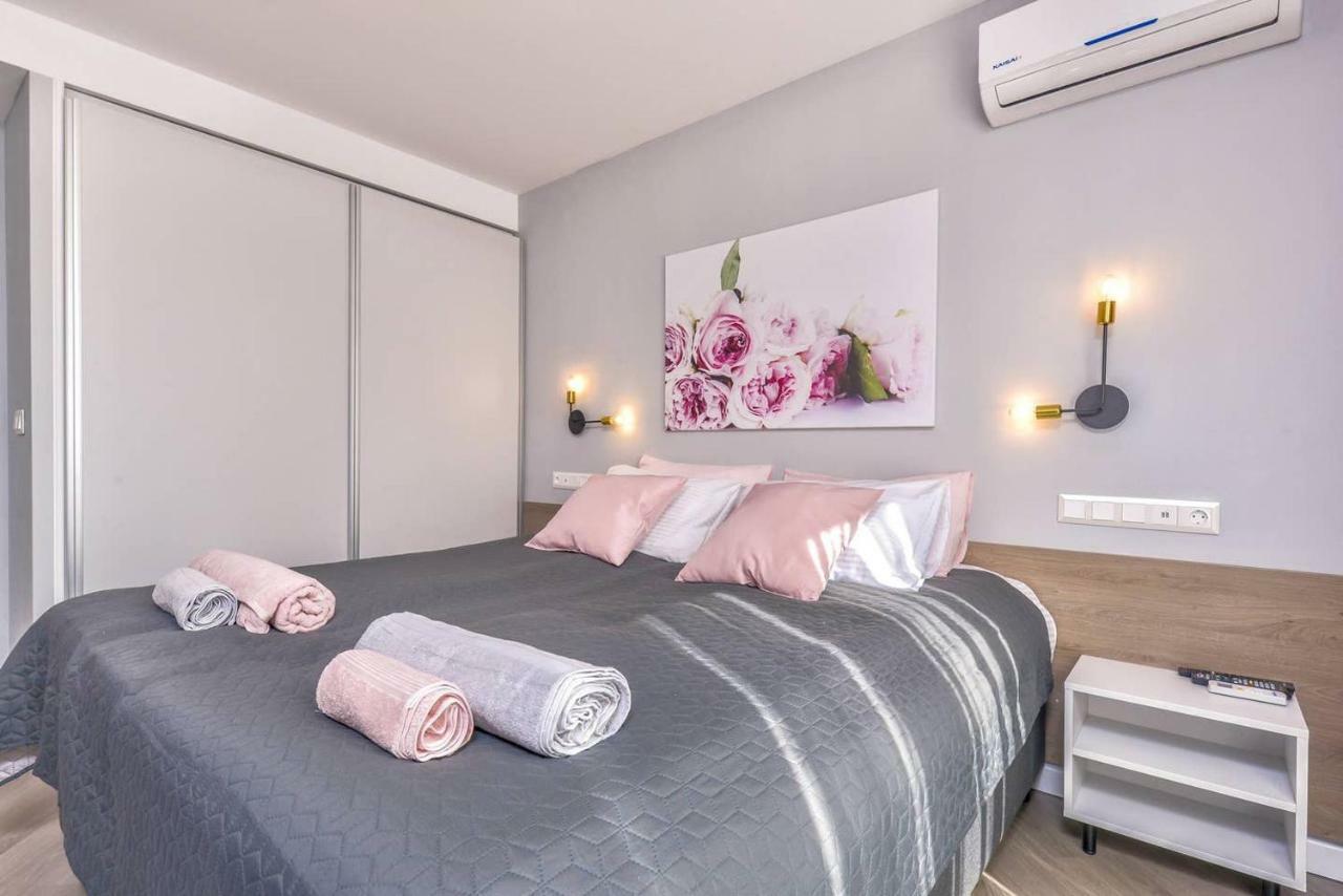 Rose One Bedroom Designer Apartment In City Centre By Flat Mаnager Sofia Luaran gambar