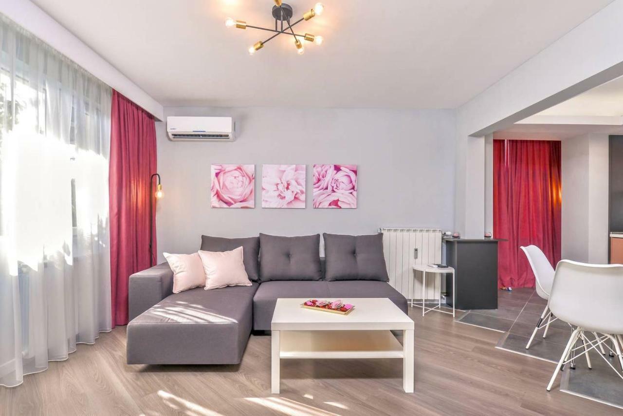 Rose One Bedroom Designer Apartment In City Centre By Flat Mаnager Sofia Luaran gambar