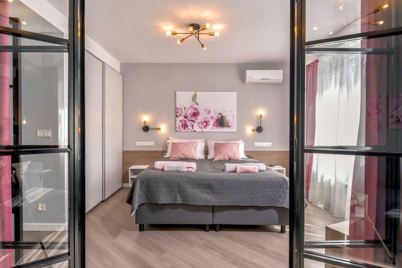Rose One Bedroom Designer Apartment In City Centre By Flat Mаnager Sofia Luaran gambar